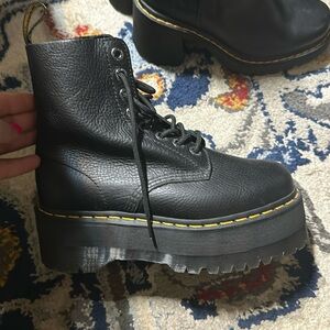 New size 8 women’s platform boots